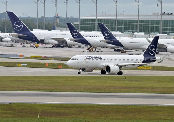 Flugzeug muss wegen «renitentem Passagier» Notlanden. (Archivbild) - © Malin Wunderlich/dpa
