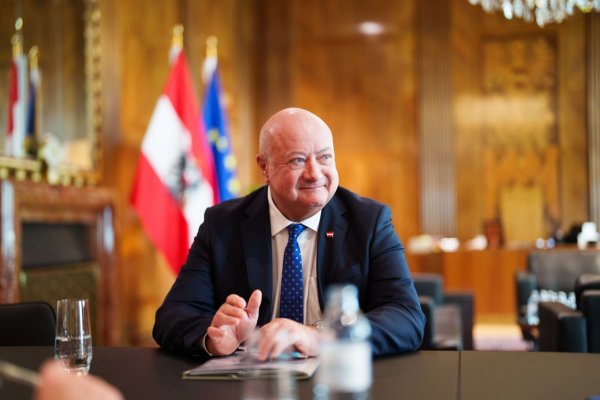 In Österreich streitet die Dreier-Koalition trotz aller großen inhaltlichen Unterschiede - zumindest bisher - kaum. - © Eva Manhart/dpa