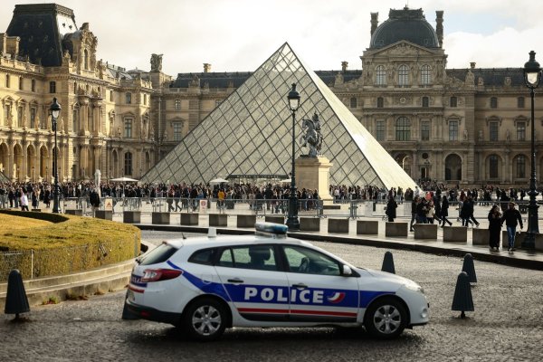 Die Ermittler melden nach dem Raubüberfall auf den Louvre einen Fahndungserfolg. - © Thomas Padilla/AP/dpa