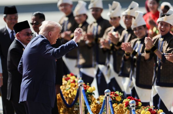 Trump präsentiert eine Tanzeinlage bei seiner Landung. - © Hasnoor Hussain/Pool Reuters/AP/dpa