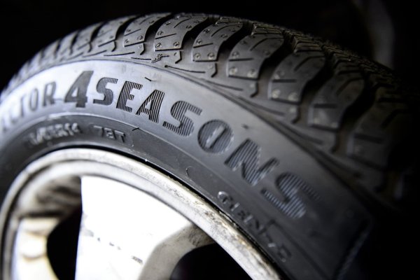 Kennzeichnung an einem Ganzjahresreifen - © Foto: Sina Schuldt/dpa/dpa-tmn