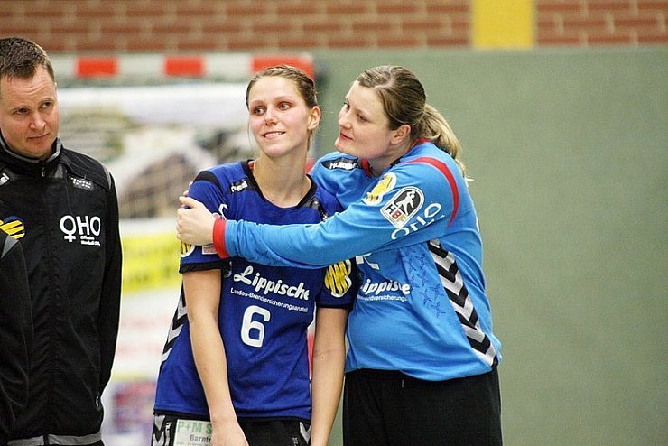 Überzeugte ihren Trainer: Rückraumspielerin Xenia Smits wird von Keeperin Anna Monz geherzt. - © Foto: Bockwinke