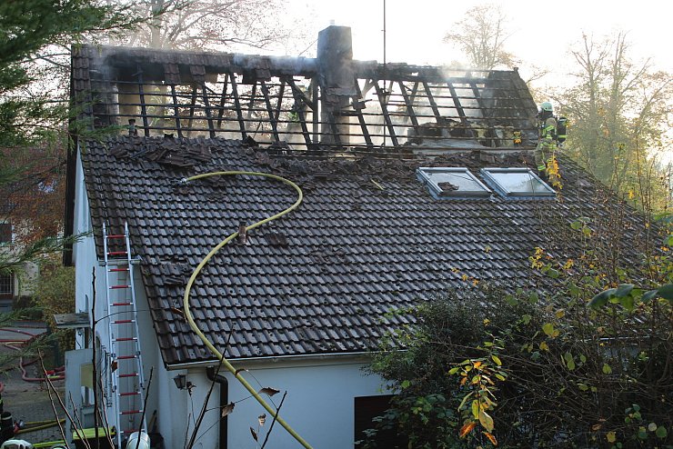 Dicker Qualm zieht aus den Dach eines Einfamilienhauses in der Straße "An der Hellrüsche" in Bad Salzuflen. Eine Familie samt Hunden konnte sich glücklicherweise selbst in Sicherheit bringen. - © Feuerwehr Bad Salzuflen