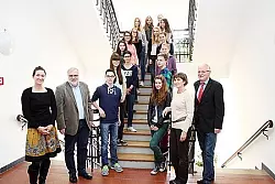 Die zu Sprachscouts ausgebildeten Sch&uuml;lerinnen und Sch&uuml;ler mit Christina Bl&auml;ker, J&ouml;rg Herrmann, Susanne Brauer-Junker und Dr. Rainer Wittmann (von links). - &copy; Foto: D&uuml;llmann