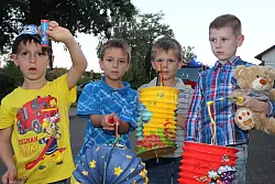 Mit Lampions am Donnerstagabend beim Sternmarsch in Hohenhausen: (von links) Fynn, Anton, Bruno und Jannik. - &copy; Jens Rademacher