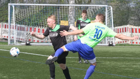 Auf dem falschen Fuß erwischt: Adam Sadowski von den SF Oesterholz-Kohlstädt setzt sich in dieser Szene gegen Tobias Hager (BHK, rechts) durch. - © Sebastian Lucas