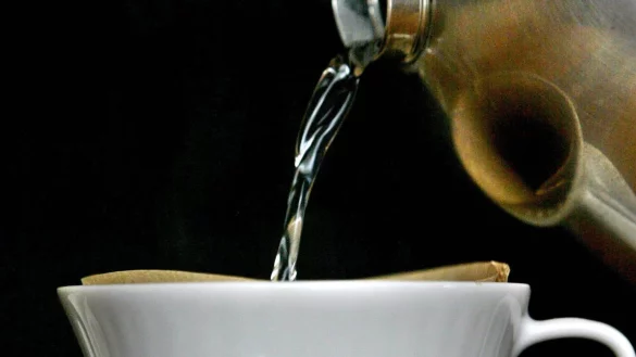 Mit den Melitta-Produkten Kaffee, Filtertüte und Filter wird eine Tasse Kaffee aufgebrüht. - © dpa