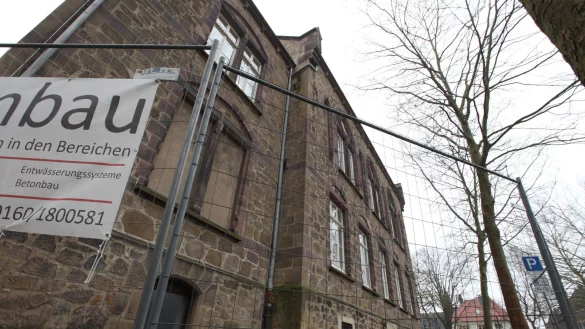 Soll in ein paar Wochen weg sein: der Bauzaun auf der R&uuml;ckseite des VHS-Geb&auml;udes. Dann wird der marode Anbau nieder gemacht. - &copy; Vera Gerstendorf-Welle