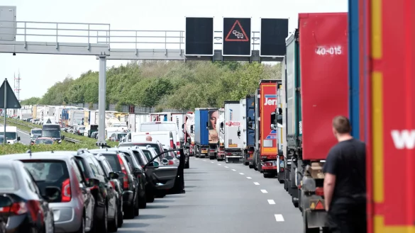 Autofahrer m&uuml;ssen bei Stau eine Rettungsgasse bilden. - &copy; dpa