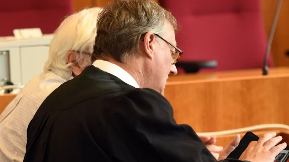 Der Angeklagte Heinrich Peter T. und sein Anwalt Thomas Ohm im Landgericht in Bonn. - &copy; dpa