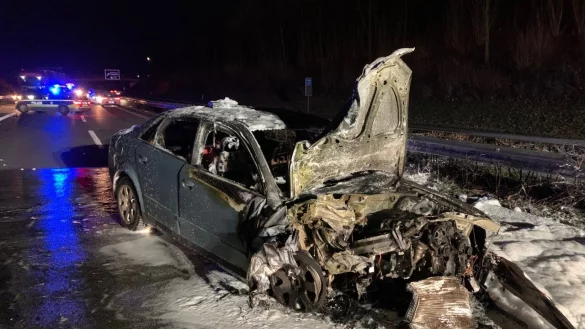 Bei einem Verkehrsunfall in Bielefeld ist ein Audi in Flammen aufgegangen. Drei Beteiligte wurden schwer verletzt. - &copy; Barbara Franke