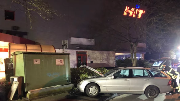 Verkehrsunfall mit Gasdruckregelanlage am HIT-Markt in Bad Salzuflen-Sch&ouml;tmar. - &copy; Feuerwehr Salzuflen