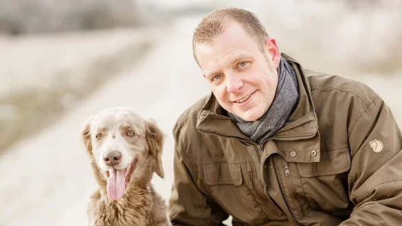 Tierarzt Stefan Knoop aus Beverungen mit seinem Hund. - &copy; Sigrid Urban Photography