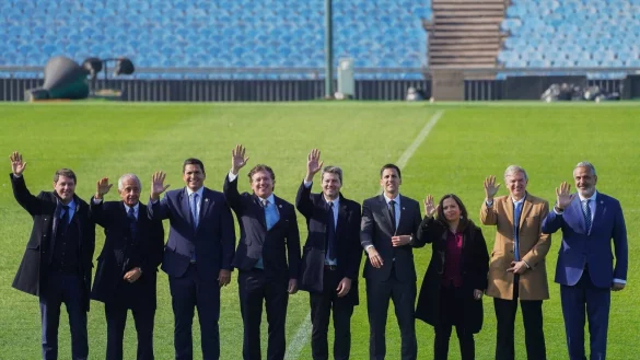 Die Bewerber aus S&uuml;damerika winken im Centenario-Stadion in Urugay in die Kamera. - &copy; Matilde Campodonico/AP/dpa