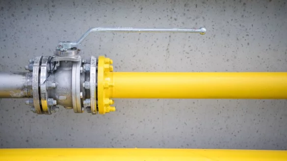 Die Haushalte, die mit Fernw&auml;rme im Winter heizen, werden direkt per Leitung aus dem Kraftwerk damit beliefert. - &copy; Sebastian Gollnow/dpa/dpa-tmn