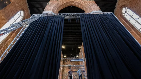 - &copy; Hendrik Schmidt/dpa