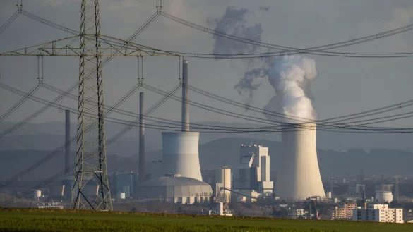 - &copy; Frank Rumpenhorst/dpa