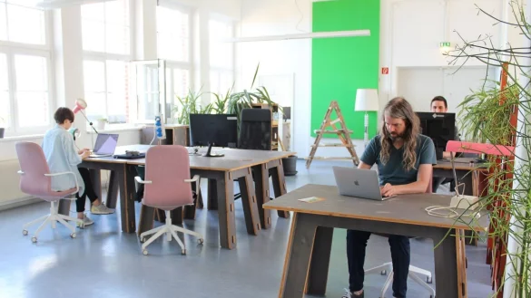 Menschen arbeiten im Coworking-Space im Technologie- und Gewerbezentrum Prignitz (TGZ). - &copy; Oliver Gierens/dpa