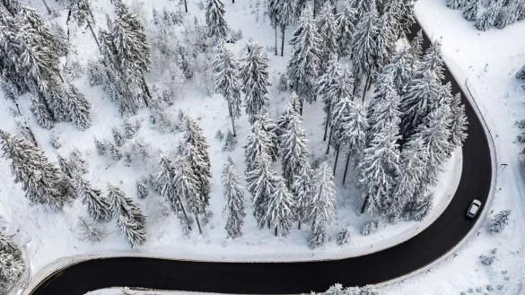 Bei solchen Verhältnissen ist das Auto besser auf verlässlichen Winterreifen unterwegs. - © Jan Woitas/dpa-Zentralbild/dpa-tmn