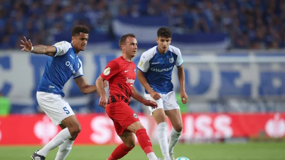 Der Frankfurter Mario G&ouml;tze (M) spielt gegen die Magdeburger Jamie Lawrence (l) und Daniel Elfadli. - &copy; Ronny Hartmann/dpa-Zentralbild/dpa