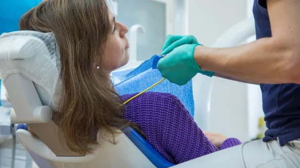 Patientinnen und Patienten können dazu beitragen, dass der Heilungsprozess nach der Weisheitszahn-OP möglichst gut verläuft. - © Christin Klose/dpa-tmn