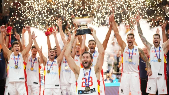 Die Spanier bejubeln den Europameister-Titel. - © Soeren Stache/dpa