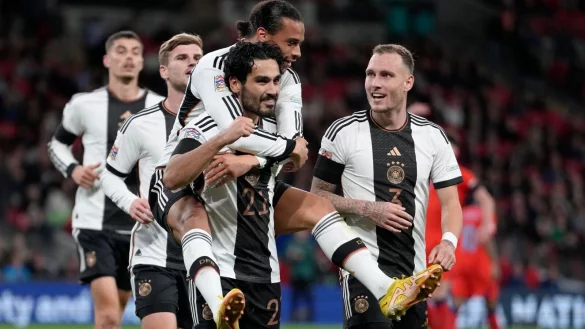 Ilkay G&uuml;ndogan (M) bejubelt sein Tor zum 1:0 mit den Teamkameraden. - &copy; Kirsty Wigglesworth/AP/dpa