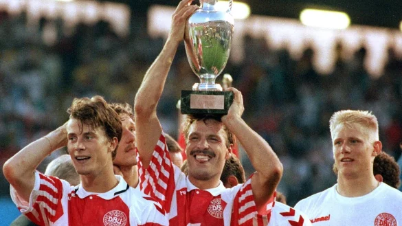 Die EM-Trikots von 1992 inspirierten die aktuellen WM-Trikots, gedacht als Hommage an D&auml;nemarks gr&ouml;&szlig;ten Erfolg im Fu&szlig;ball und auch als Protest gegen Turnier-Ausrichter Katar. - &copy; picture alliance / dpa