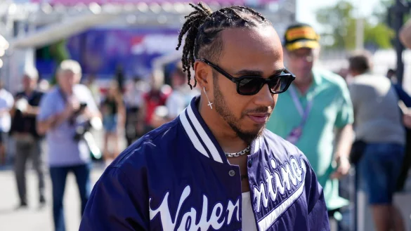 Der britische Mercedes-Pilot Lewis Hamilton kommt auf die Rennstrecke. - © Luca Bruno/AP/dpa