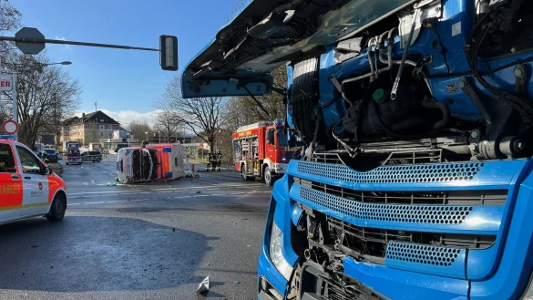 Auf der Kreuzung Ernst-Hilker-Stra&szlig;e/Lemgoer Stra&szlig;e sind am Mittwochmorgen ein Rettungswagen und ein LKW zusammengesto&szlig;en. - &copy; Freitag-TV