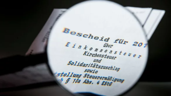 Verbergen sich hier Fehler? Steuerzahlerinnen und Steuerzahler sollten ihren Einkommensteuerbescheid genau unter die Lupe nehmen. - &copy; Franziska Gabbert/dpa-tmn
