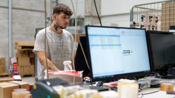 Pascal Brungs, angehende Fachkraft für Lagerlogistik bei der Firma Gilog, möchte sich mit seiner Doppelqualifikation ein gutes Sprungbrett für seine künftige Karriere verschaffen. - © Henning Kaiser/dpa-tmn