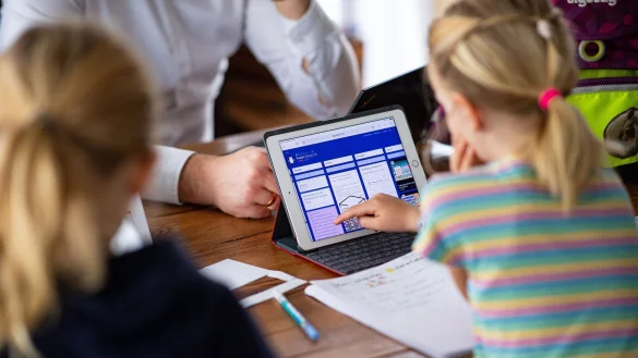 Nicht nur f&uuml;r Schule und Hausaufgaben: Tablets werden gerne von der ganzen Familie genutzt. - &copy; Guido Kirchner/dpa/dpa-tmn