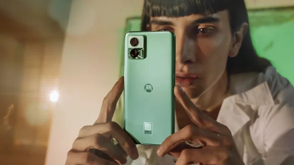 Knipse lieber ungew&ouml;hnlich: F&uuml;r die Farben des Motorola Edge 30 Neo (400 Euro) hat sich Hersteller Lenovo mit dem Farbsystem-Anbieter Pantone zusammengetan. - &copy; Lenovo/Motorola/dpa-tmn