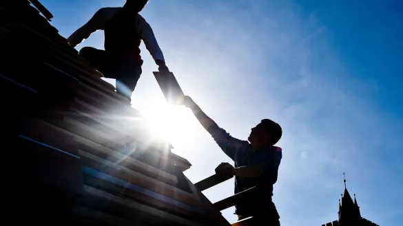 Trotz insgesamt sinkender Bewerberzahlen werden dem Institut der Deutschen Wirtschaft (IW) zufolge einige Berufe, zum Beispiel der Dachdecker, immer beliebter. - © Patrick Pleul/dpa/Archivbild