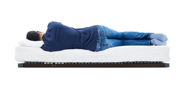 Gute Matratzen und Lattenroste st&uuml;tzen in Kombination den K&ouml;rper ab. - &copy; Stiftung Warentest/dpa-tmn