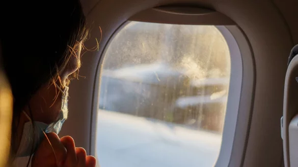 Ab Oktober fällt die Maskenpflicht in Flugzeugen weg. In Fernzügen ist das Tragen einer Maske jedoch weiterhin vorgeschrieben. - © Andreas Arnold/dpa