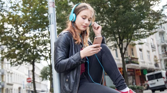 L&auml;uft: Musikh&ouml;ren unterwegs macht Spa&szlig; - und daran haben die Smartphone-Apps der Streamingdienste einen nicht unerheblichen Anteil. - &copy; Christin Klose/dpa-tmn