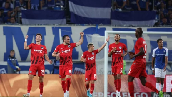 Die Eintracht setzte sich souver&auml;n in Magdeburg durch. - &copy; Ronny Hartmann/dpa-Zentralbild/dpa