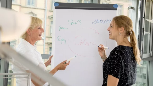Lebenslanges Lernen ist in der Arbeitswelt angesagt: Ein Praktikum kann da auch in der zweiten Karriereh&auml;lfte sinnvoll sein. - &copy; Christin Klose/dpa-tmn