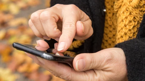 Der Herbst ist da und bei steigenden Energiekosten sind Geldversprechen per SMS verlockend. Allein: Es sind F&auml;lschungen, die sofort gel&ouml;scht geh&ouml;ren. - &copy; Christin Klose/dpa-tmn