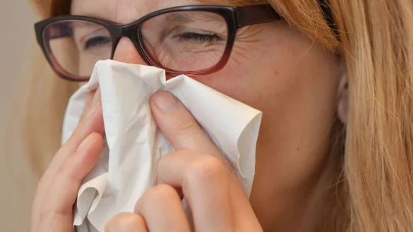 Der Infektionsdruck nimmt wiederdeutlich zu. Neben Sars-CoV-2 geh&ouml;ren Rhinoviren zu den vorherrschenden Viren, die etwa zu Hausarztbesuchen f&uuml;hren, hie&szlig; es im RKI-Wochenbericht. - &copy; Patrick Pleul/dpa-Zentralbild/dpa