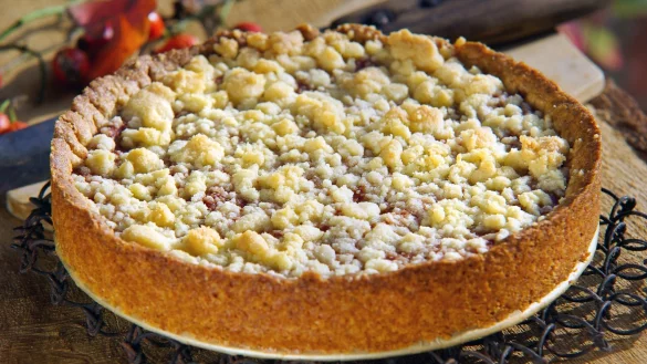 Damit Streusel knusprig werden, sollten sie immer mindestens eine Stunde im K&uuml;hlschrank k&uuml;hlen, bevor sie auf dem Kuchen in den Backofen kommen. - &copy; Manuela R&uuml;ther/dpa-tmn/Illustration