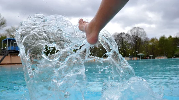 Das Kreuzberger Prinzenbad bleibt auch im Oktober teilweise ge&ouml;ffnet. - &copy; Paul Zinken/dpa/Archiv