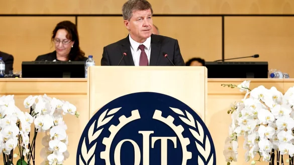 Guy Ryder, Generalsekret&auml;r der Internationalen Arbeitsorganisation (IAO), an einem Rednerpult mit dem Logo der UN-Sonderorganisation (Organisation Internationale du Travail). - &copy; Salvatore Di Nolfi/Keystone/dpa