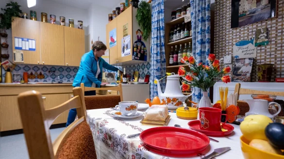 Die Schr&auml;nke, die Tapete, das Geschirr: So sieht die K&uuml;che in der nachgebauten DDR-Wohnung aus. - &copy; Hendrik Schmidt/dpa