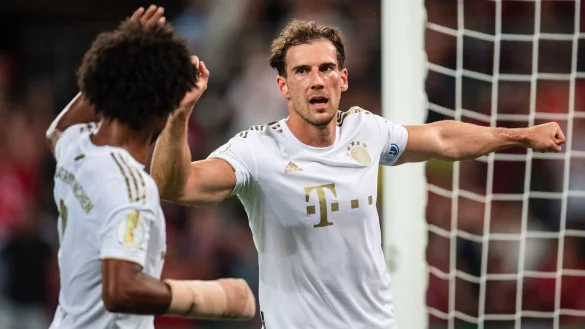 Leon Goretzka (r) feiert sein Tor gegen Viktoria Köln. - © Marius Becker/dpa