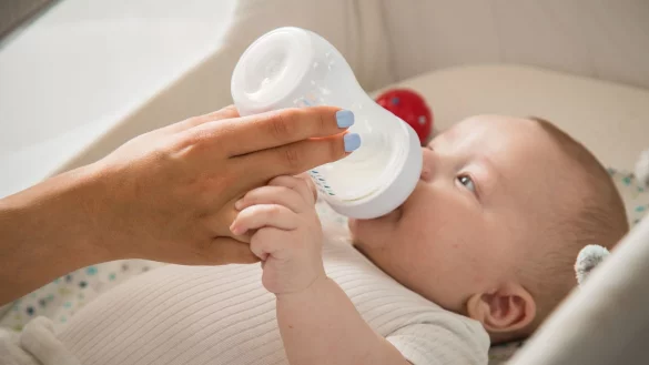 Nicht jedes Kind kann Muttermilch bekommen und viele weitere M&uuml;tter setzen auch bald auf Fl&auml;schchennahrung mindestens als Zusatz. - &copy; Christin Klose/dpa-tmn