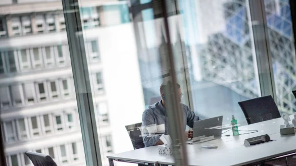 Sie m&uuml;ssen h&auml;ufig l&auml;nger arbeiten, als es Ihre Arbeitszeit vorsieht? Dann m&uuml;ssen die &Uuml;berstunden in der Regel auch verg&uuml;tet werden. - &copy; Zacharie Scheurer/dpa-tmn