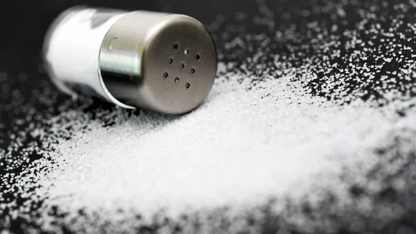 Studien zeigen, dass zu viel Salz im Essen ungesund ist - zu wenig allerdings auch. - © Andrea Warnecke/dpa-tmn/dpa